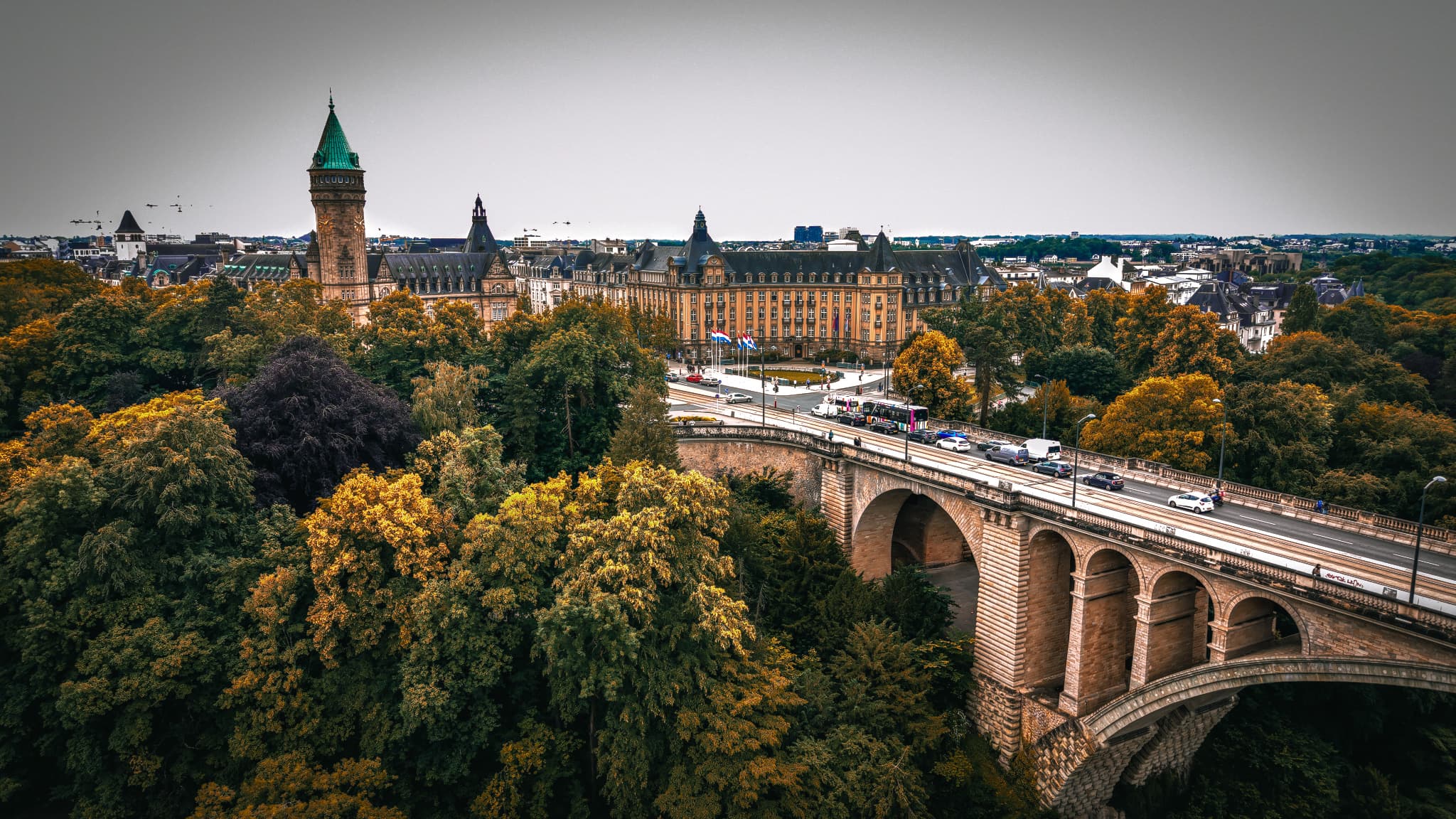 Pont Adolphe over the Pétrusse gorge — Luxembourg City from above