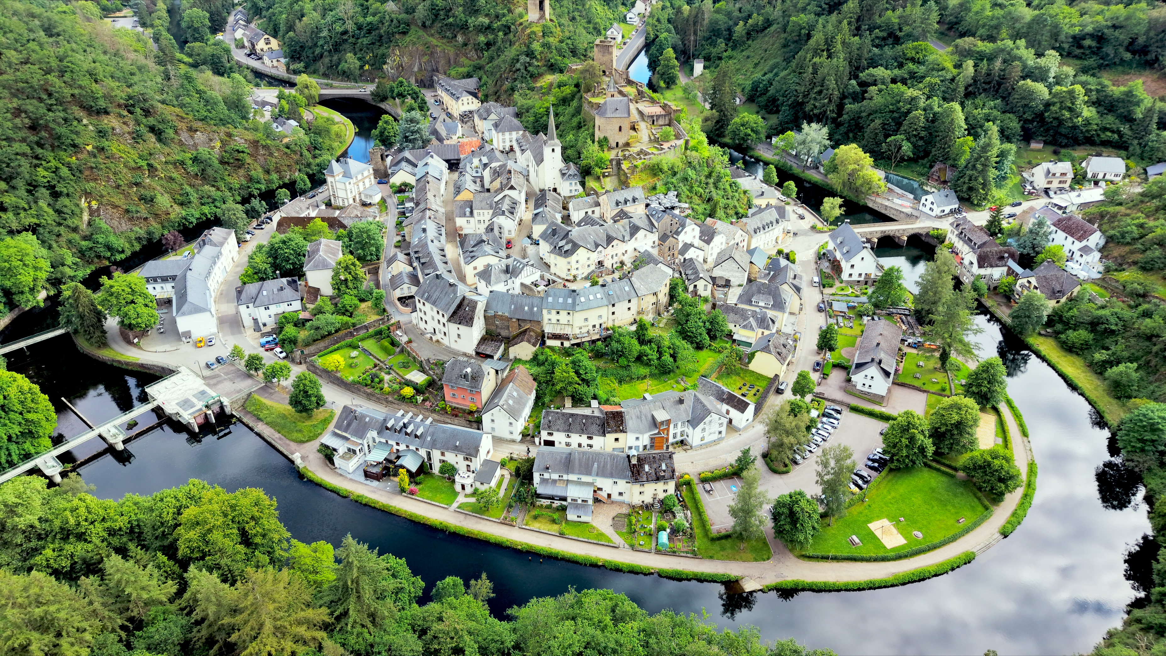Esch-sur-Sûre and the river loop from a side angle